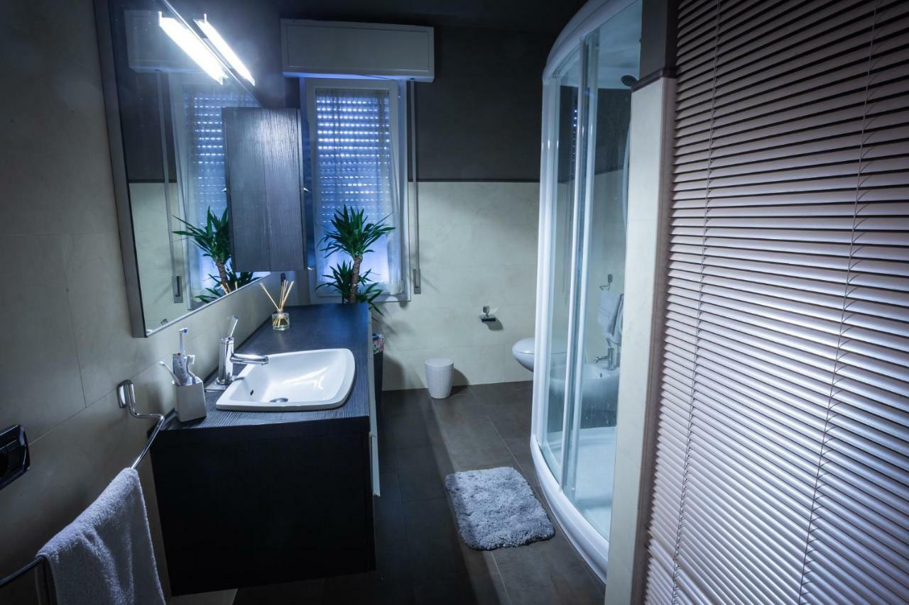 Cinematic Modern Flat, 100 Mt Da Ospedale Apartment ราเวนนา ภายนอก รูปภาพ