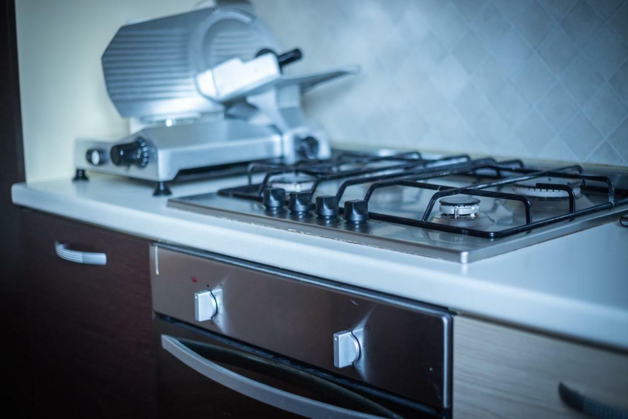 Cinematic Modern Flat, 100 Mt Da Ospedale Apartment ราเวนนา ภายนอก รูปภาพ