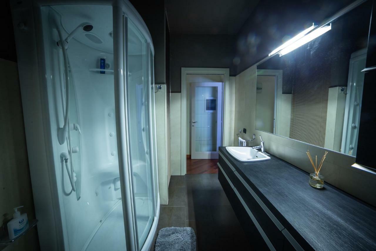 Cinematic Modern Flat, 100 Mt Da Ospedale Apartment ราเวนนา ภายนอก รูปภาพ
